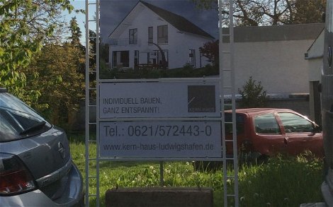 Baustellenschild auf dem Grundstück für das frei geplante Einfamilienhaus von Kern-Haus in Frankenthal
