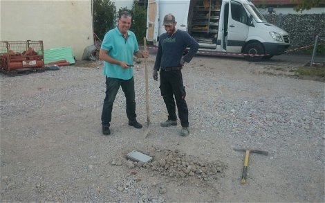 Bauleiter und Rohbauer bei der Grundsteinlegung für das frei geplante Einfamilienhaus von Kern-Haus in Frankenthal