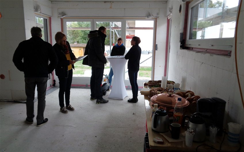 Besucher beim Rohbaufest im frei geplanten Einfamilienhaus von Kern-Haus in Frankenthal