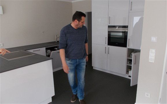 TÜV-Ingenieur in der Küche im frei geplanten Einfamilienhaus von Kern-Haus in Frankenthal