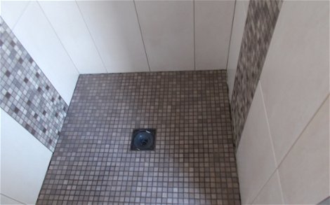 Geflieste bodengleiche Dusche im Badezimmer des frei geplanten Einfamilienhauses von Kern-Haus in Römerberg