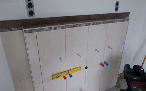 Gefliester Waschbeckenbereich im Badezimmer des frei geplanten Einfamilienhauses von Kern-Haus in Römerberg