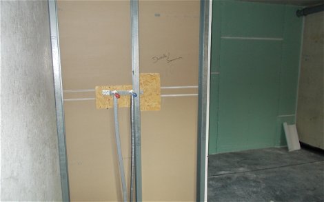 Sanitärrohinstallation für Dusche und Sauna im Keller des individuell geplanten Einfamilienhauses von Kern-Haus in Römerberg