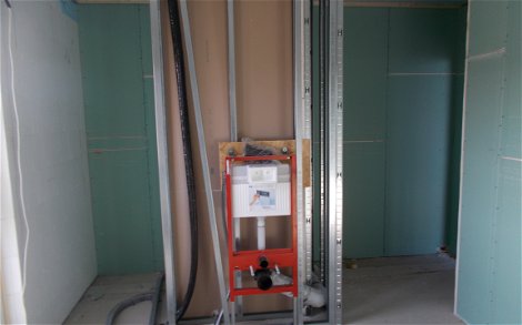 Sanitärrohinstallation der Toilette im Badezimmer des individuell geplanten Einfamilienhauses von Kern-Haus in Römerberg