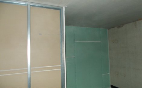 Einseitig geschlossene Leichtbauwand im Keller des individuell geplanten Einfamilienhauses von Kern-Haus in Römerberg
