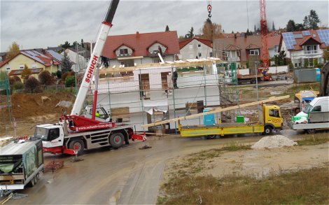 Kranarbeiten zum Bau des Dachstuhls des individuell geplanten Einfamilienhauses von Kern-Haus in Römerberg