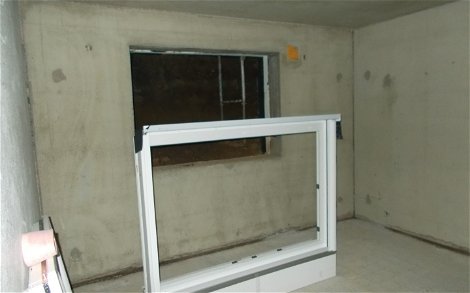 Bereitstehendes Fenster im Keller des individuell geplanten Einfamilienhauses von Kern-Haus in Römerberg