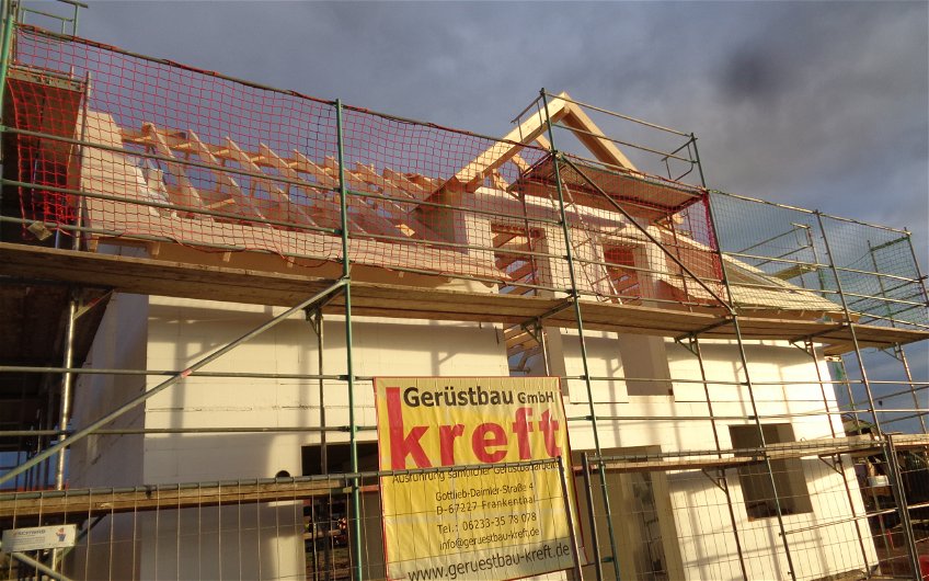 Fertiger Dachstuhl des individuell geplanten Einfamilienhauses von Kern-Haus in Römerberg