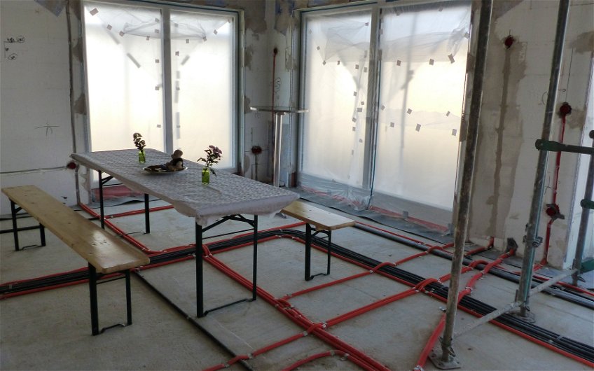 Tisch im Wohnzimmer beim Rohbaufest im individuell geplanten Einfamilienhaus von Kern-Haus in Römerberg