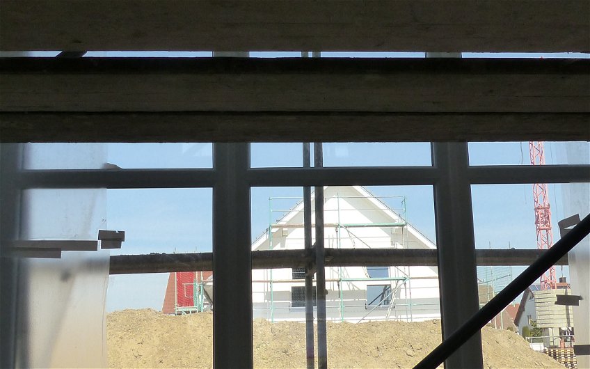 Stehtisch vor Fensterfront beim Rohbaufest im individuell geplanten Einfamilienhaus von Kern-Haus in Römerberg