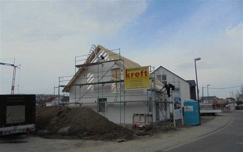 Stellung des Dachstuhls des individuell geplanten Einfamilienhauses Luna von Kern-Haus in Ludwigshafen