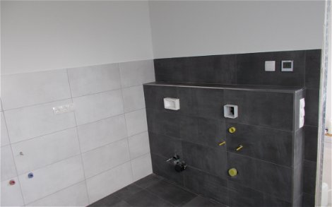 Fertig gefliestes Badezimmer in der Kern-Haus-Stadtvilla in Dettenheim