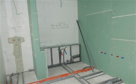 Sanitärrohinstallation im Badezimmer der individuell geplanten Kern-Haus-Stadtvilla Signus in Dettenheim-Rußheim
