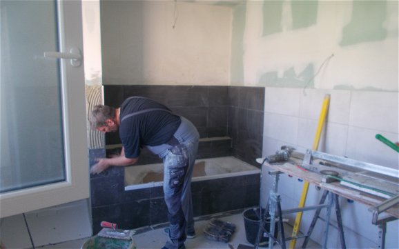 Fliesenarbeiten im Badezimmer der Kern-Haus-Stadtvilla Signus in Dettenheim