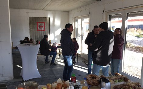 Besucher im Wohnzimmer beim Rohbaufest in der individuell geplanten Kern-Haus-Stadtvilla Signus in Dettenheim-Rußheim