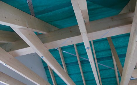 Dachstuhl des individuell geplanten Einfamilienhauses Esprit von Kern-Haus in Hohen-Sülzen mit Dachfolie