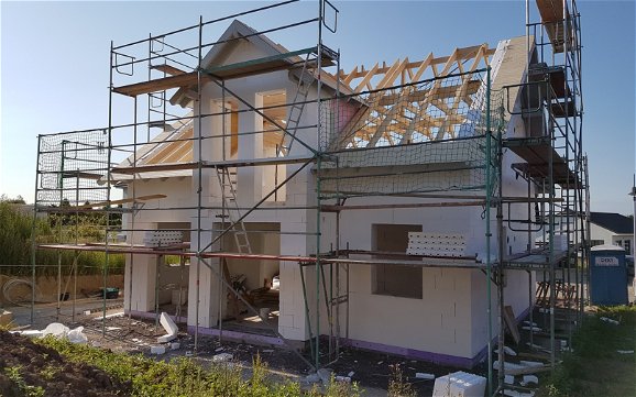 Rohbau des individuell geplanten Einfamilienhauses Esprit von Kern-Haus in Obersülzen mit Dachstuhl
