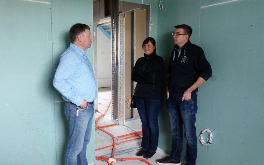 Verkaufsberater Bernd Vogt mit Interessenten bei der Rohbaubesichtigung im individuell geplanten Einfamilienhaus Esprit von Kern-Haus in Hohen-Sülzen