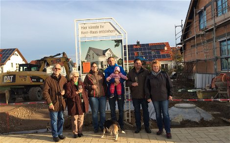 Baufamilie mit Eltern bei der Grundsteinlegung für das frei geplante Einfamilienhaus von Kern-Haus in Römerberg