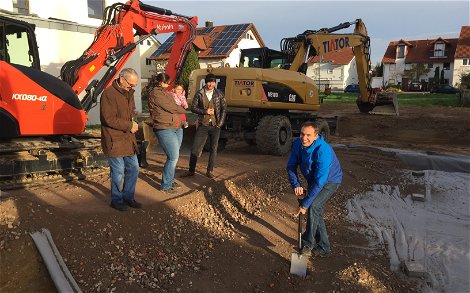 Bauherr gräbt das Loch bei der Grundsteinlegung für das frei geplante Einfamilienhaus von Kern-Haus in Römerberg
