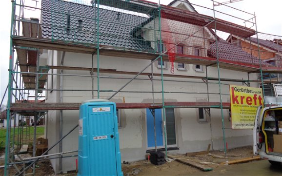Vorbereitung zum Verputzen der Außenfassade des frei geplanten Einfamilienhauses von Kern-Haus in Römerberg