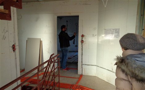 TÜV-Prüfung der Wände und Leitungen im individuell geplanten Einfamilienhaus Luna von Kern-Haus in Albersweiler