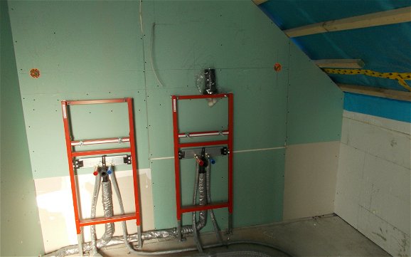 Sanitärrohinstallation für das Doppelwaschbecken im großzügigen Badezimmer im Kern-Haus Signum in Einselthum