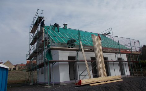 Vorbereitungen zur Dacheindeckung des Familienhauses Signum von Kern-Haus in Einselthum