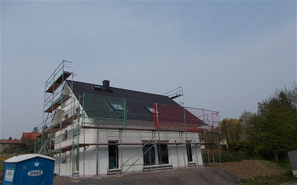 Gartenseite des fertigen Rohbaus des Familienhauses Signum von Kern-Haus in Einselthum