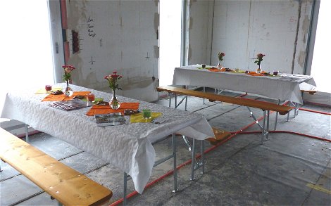 Dekorierte Tische beim Rohbaufest im Architektenhaus Signum von Kern-Haus in Einselthum