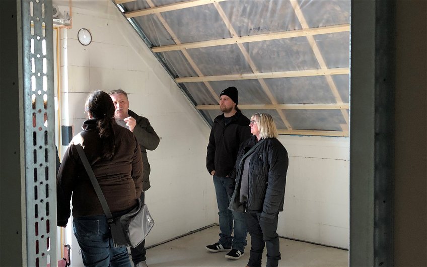 Gäste im Dachgeschoss bei der Rohbaubesichtigung im individuell geplanten Einfamilienhaus Signum von Kern-Haus in Römerberg