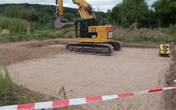Baggerarbeiten auf dem Grundstück für die frei geplante Doppelhaushälfte von Kern-Haus in Bad Dürkheim