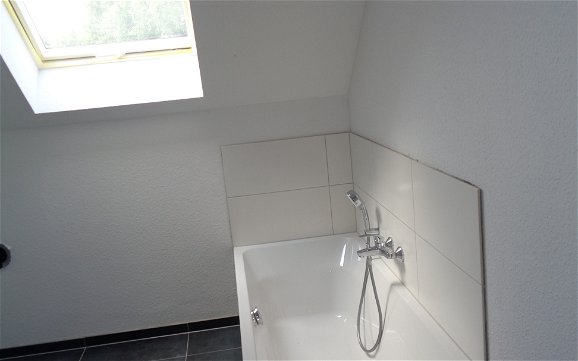 Gefliestes Badezimmer in der frei geplanten Doppelhaushälfte von Kern-Haus in Bad Dürkheim
