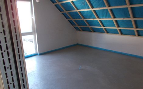 Zimmer im Dachgeschoss des Kern-Hauses Luna in Hatzenbühl mit verlegtem Estrich