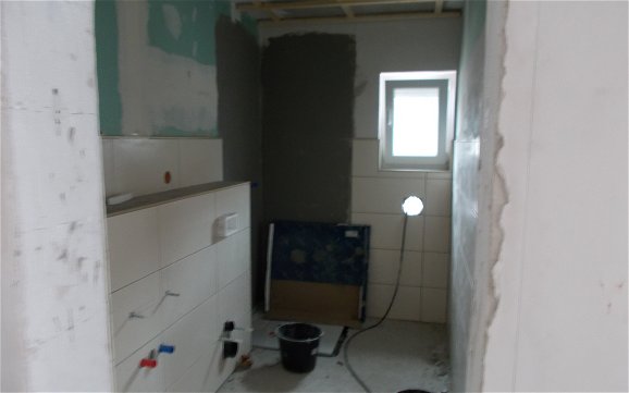 Teilweise gefliestes Duschbad im individuell geplanten Einfamilienhaus Luna von Kern-Haus in Hatzenbühl