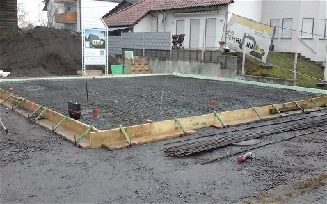 Verschalung und Stahlmatten der Bodenplatte für das individuelle Kern-Haus Luna in Hatzenbühl