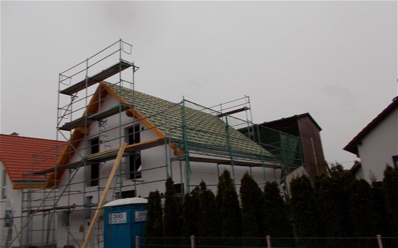 Vorbereitungen zur Dacheindeckung des individuellen Familienhauses Luna von Kern-Haus in Hatzenbühl