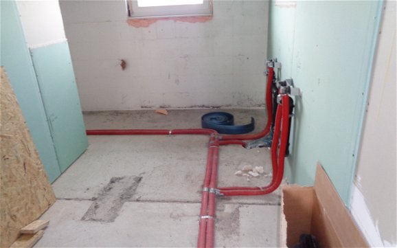 Wasserleitungen im Badezimmer des frei geplanten Einfamilienhauses von Kern-Haus in Freisbach