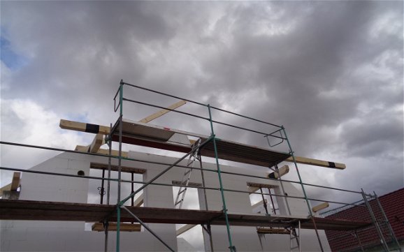 Bau des Dachstuhls des frei geplanten Einfamilienhauses von Kern-Haus in Freisbach