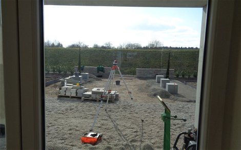 Arbeiten an der Außenanlage der frei geplanten Kern-Haus-Stadtvilla in Jockgrim