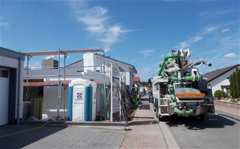 Betonfahrzeug zum Verfüllen der DuoTherm-Wände des frei geplanten Einfamilienhauses von Kern-Haus in Jockgrim