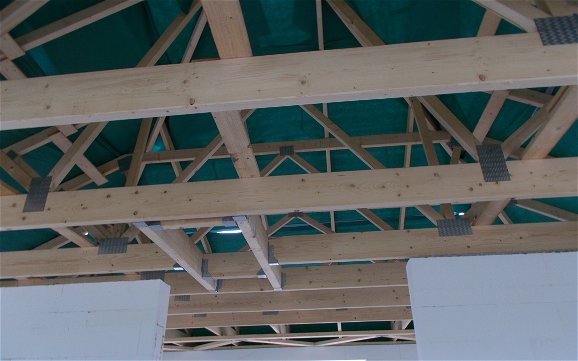 Mit Folie abgedeckter Dachstuhl des frei geplanten Einfamilienhauses von Kern-Haus in Jockgrim