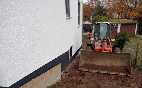 Bagger für die Arbeiten an der Außenanlage des frei geplanten Einfamilienhauses von Kern-Haus in Bad Dürkheim