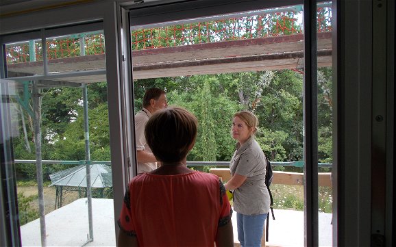 Bauherren mit Kirstin Schnabel zu Besuch auf der Baustelle des frei geplanten Kern-Hauses in Bad Dürkheim