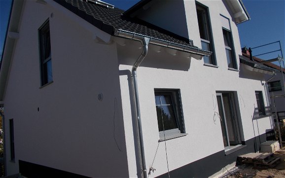 Eingangsseite des frei geplanten Einfamilienhauses von Kern-Haus in Bad Dürkheim ohne Gerüst