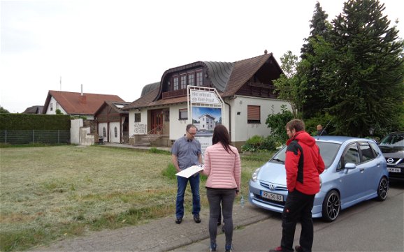 Bauanlaufgespräch am Grundstück für das individuell geplante Einfamilienhaus Vero von Kern-Haus in Harthausen