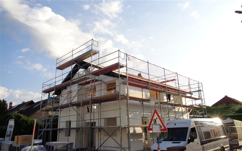 Rohbau des individuell geplanten Einfamilienhauses Vero von Kern-Haus in Harthausen mit Dachstuhl