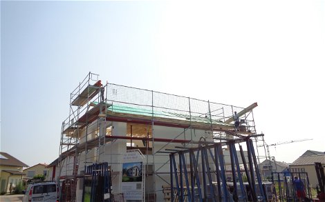 Vorbereitungen zur Dacheindeckung des Einfamilienhauses Allea von Kern-Haus in Jockgrim