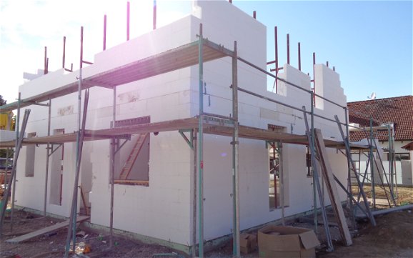 Bau der Dachgeschosswände des individuell geplanten Einfamilienhauses Family von Kern-Haus in Römerberg