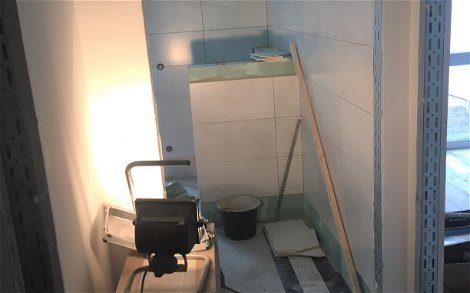 Verlegung der Fliesen im Badezimmer im frei geplanten Einfamilienhaus von Kern-Haus in Schifferstadt
